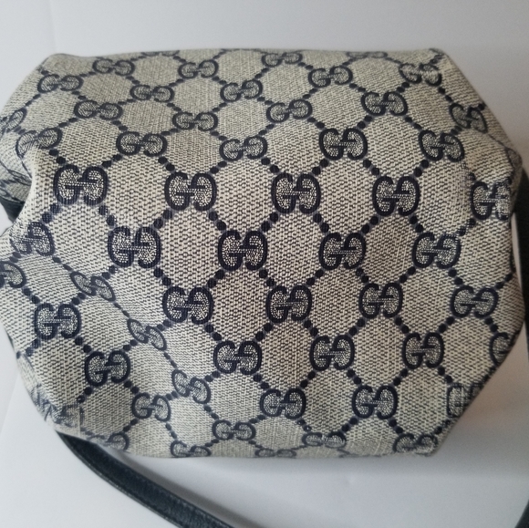 Auth. Vintage Gucci Crossbody w/Dustbag - Picture 3 of 8